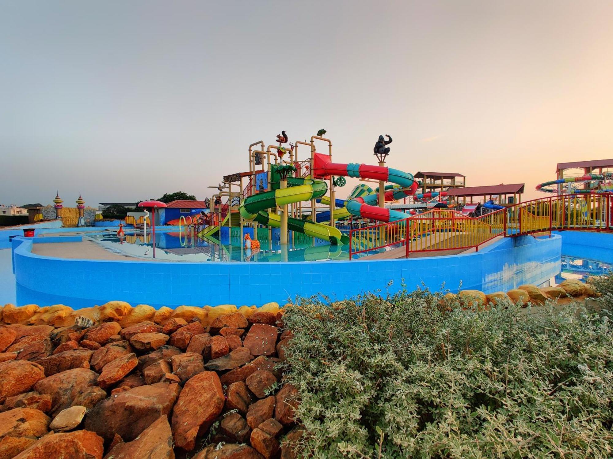 Wet N Wild Water Park & Resort Mendarda Ngoại thất bức ảnh